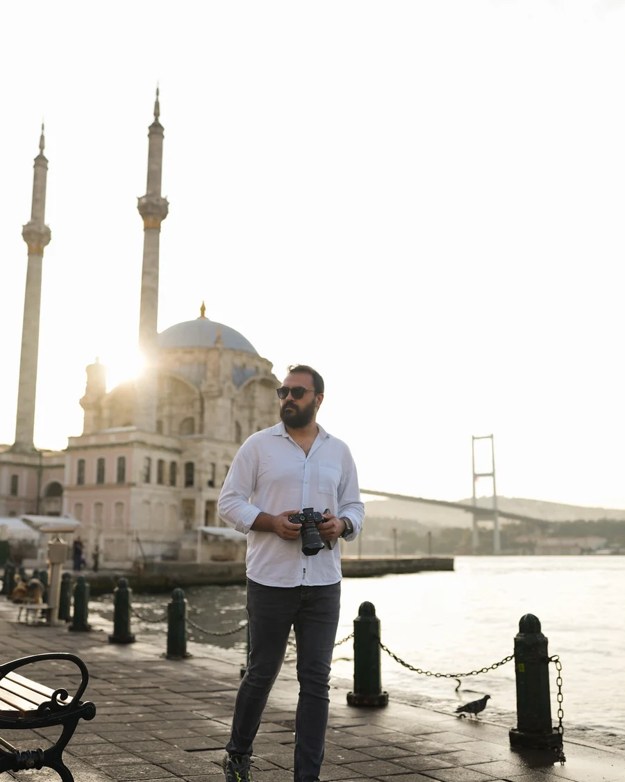 Sadık Şahin — Valkea Studyo kurucusu, yazılımcı ve dijital içerik üreticisi, elinde kamerayla